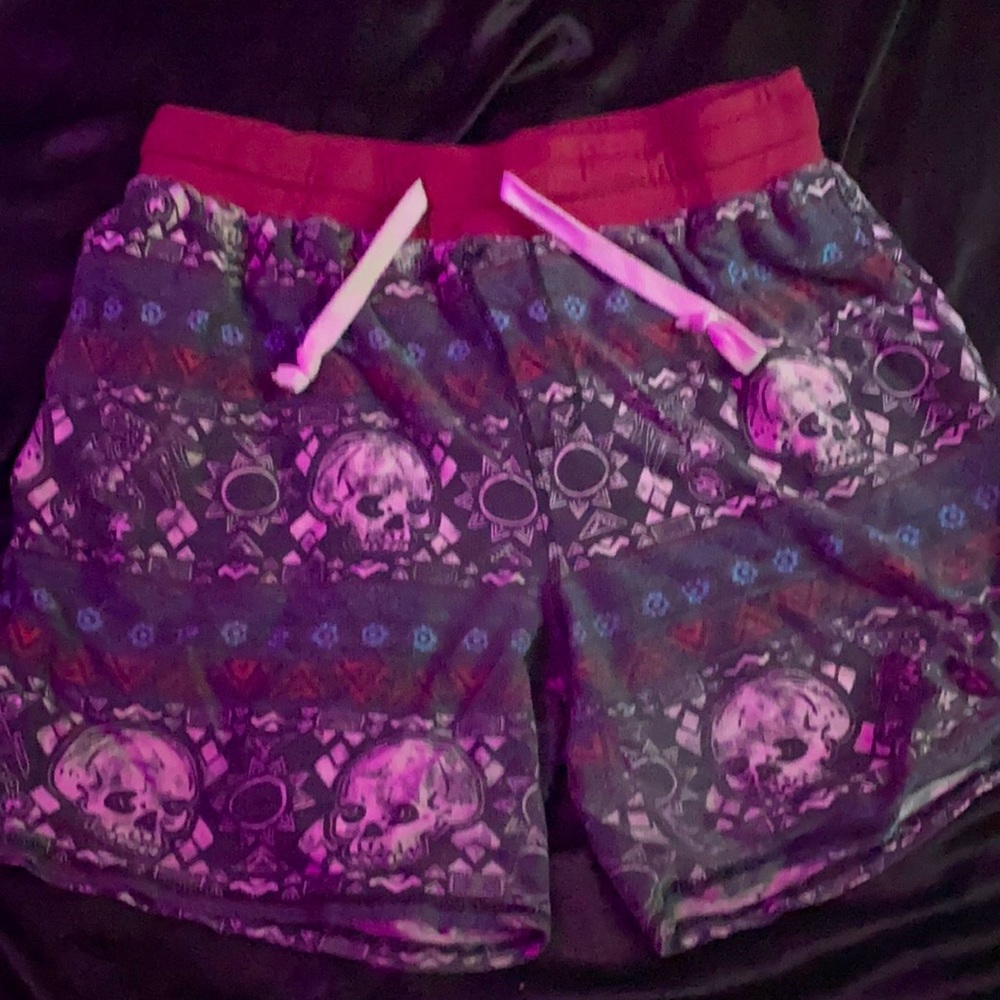 Nice men shorts with skulls on them